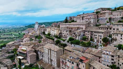 Ciudad-De-San-Francisco-De-Asís-A-Lo-Largo-De-Las-Laderas-Del-Monte-Subasio-En-La-Provincia-De-Perugia,-Región-De-Umbría,-Italia-Central