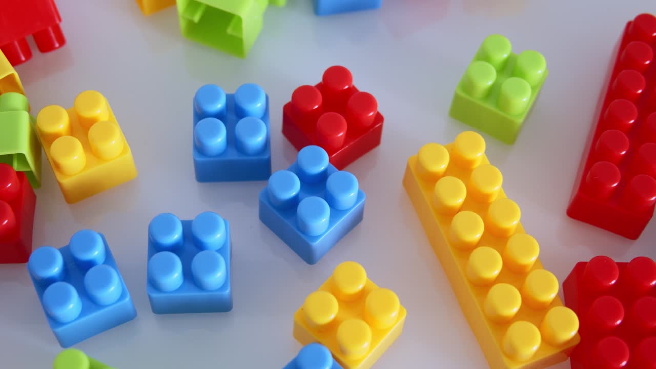 bloques de construcción de plástico aislados sobre un fondo blanco