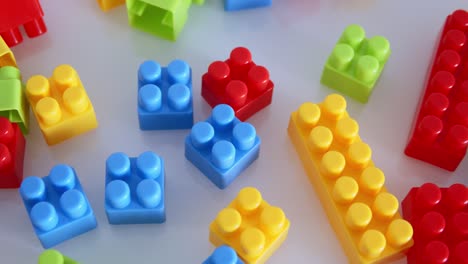 bloques de construcción de plástico aislados sobre un fondo blanco