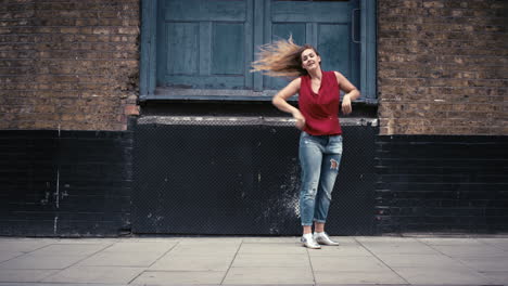 Mujer-Caucásica-Funky-Contemporánea-Bailarina-Callejera-Bailando-Estilo-Libre-En-La-Ciudad