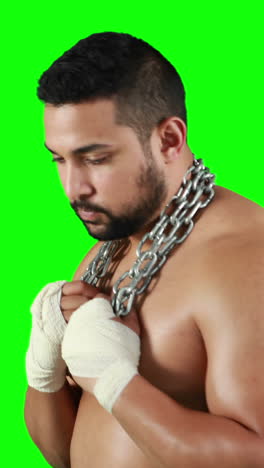 hombre musculoso con vendaje y cadena de sujeción