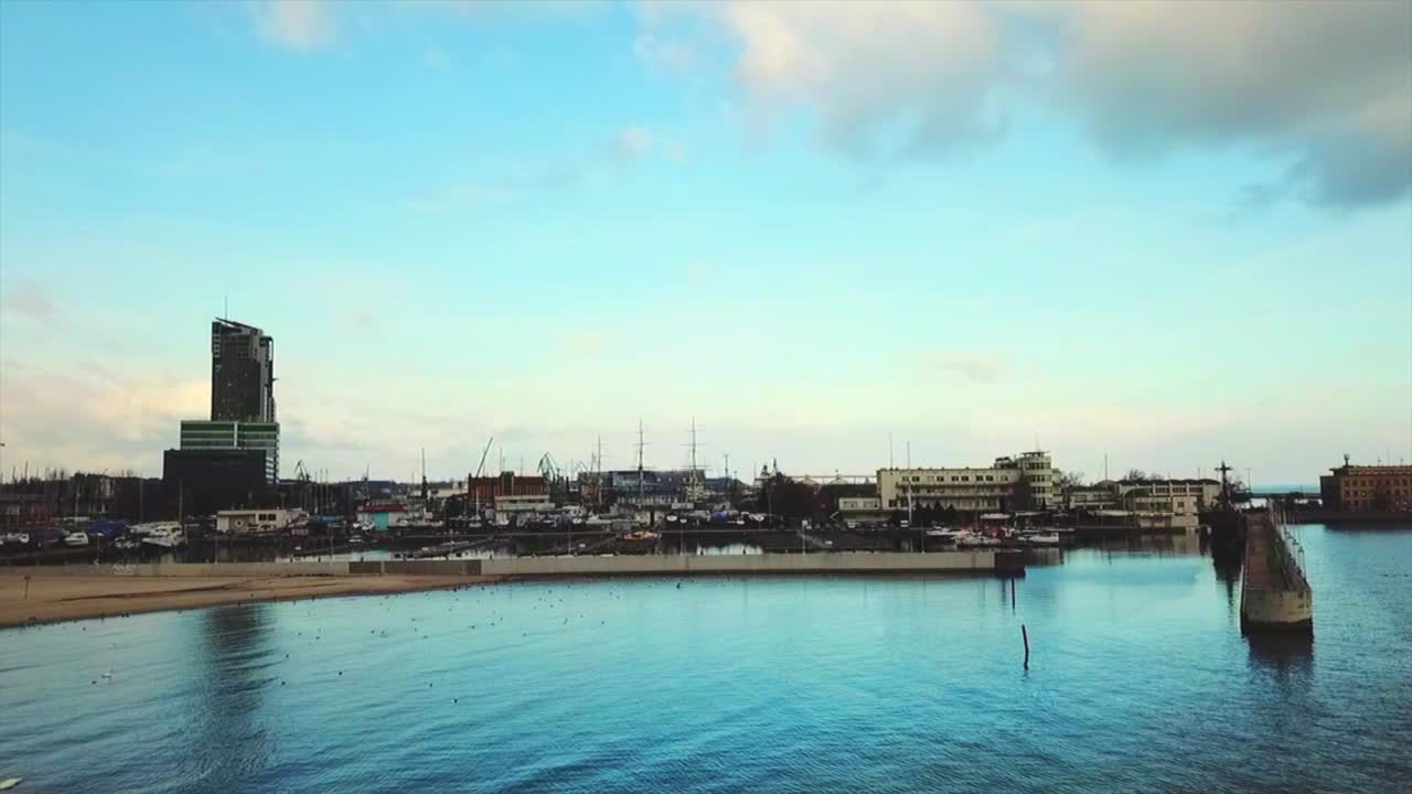 마리나 위의 드론 비행 사랑