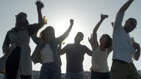 jóvenes felices divirtiéndose juntos.