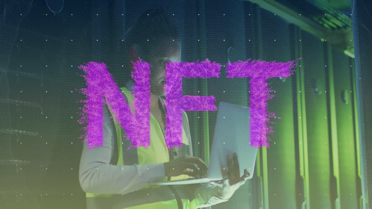 컴퓨터 서버에 의해 이중 인종 여성 it 엔지니어에 대한 nft 텍스트 및 데이터 처리 애니메이션