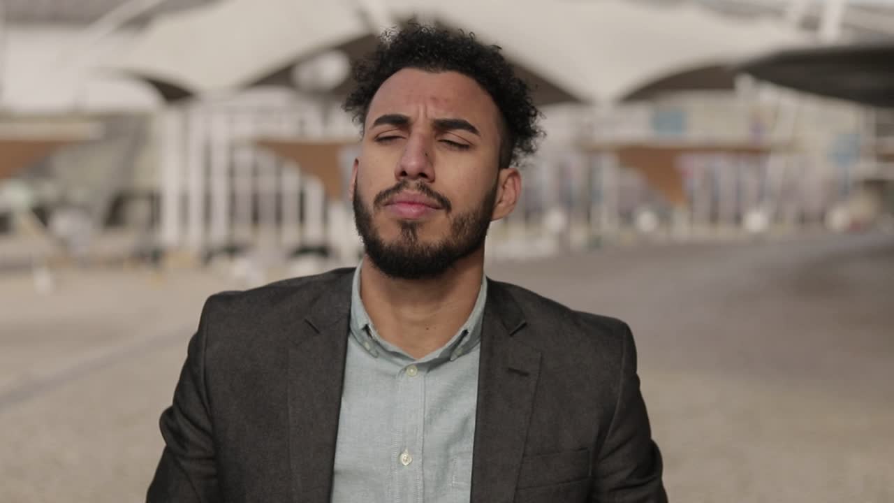 hombre de oriente medio alegre quitándose las gafas