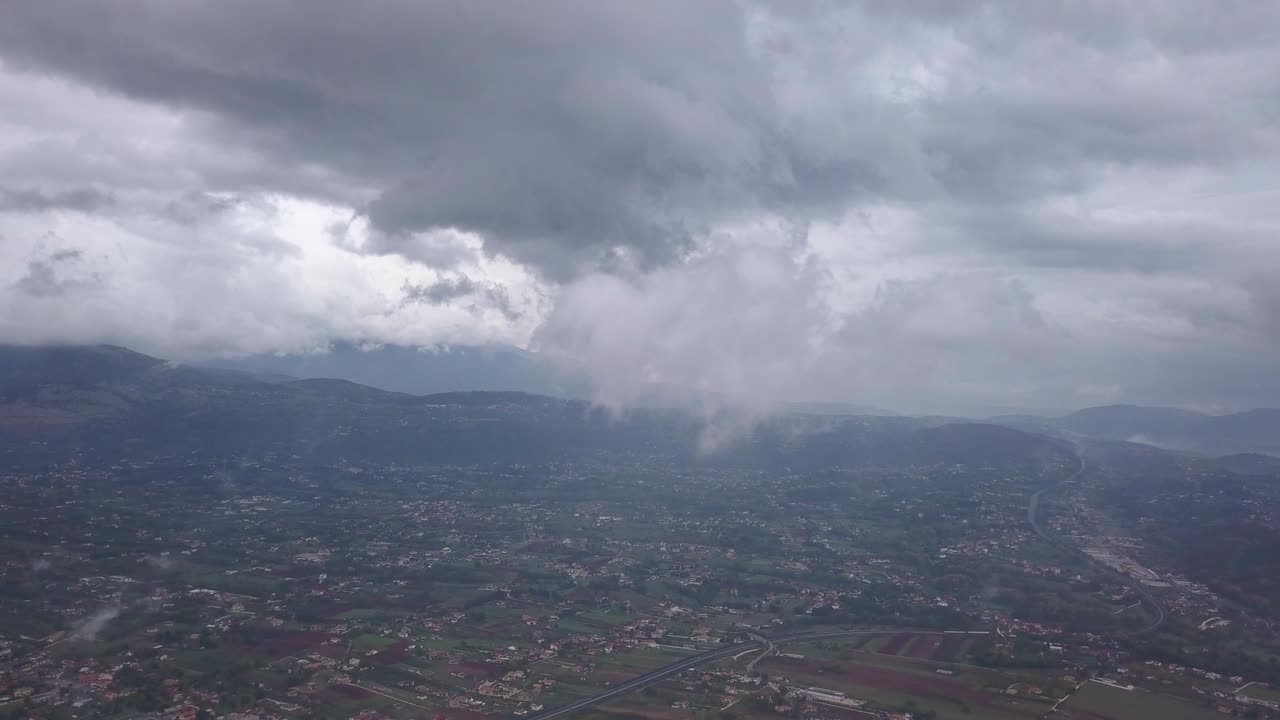 위에서 찍은 영상: 일부 구름을 날아다니는 드론의 공중 풍경, 배경은 이탈리아 시골입니다.