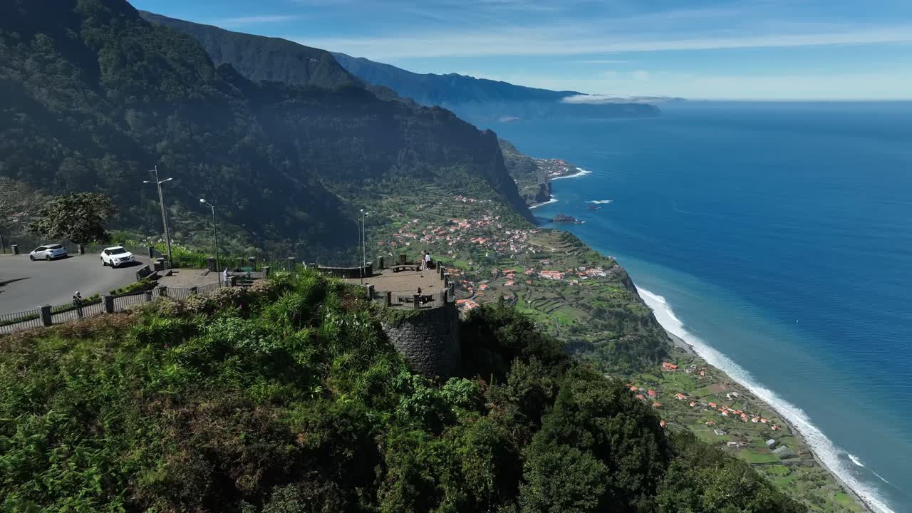 vista della costa di madeira da miradouro beira da quinta