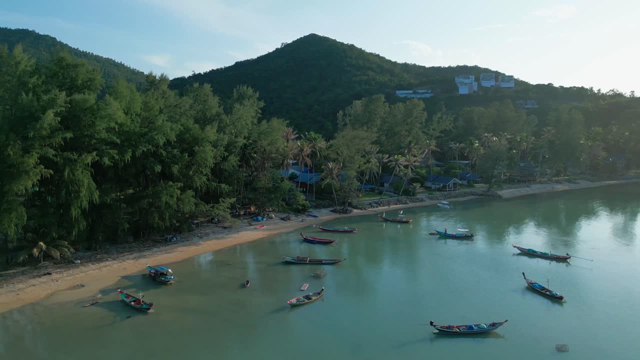 배 들 이 있는 열대 해변 의 공중 사진