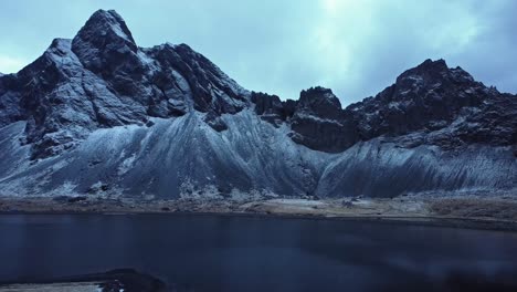 Verschneite-Berge-Vor-Bewölktem-Himmel