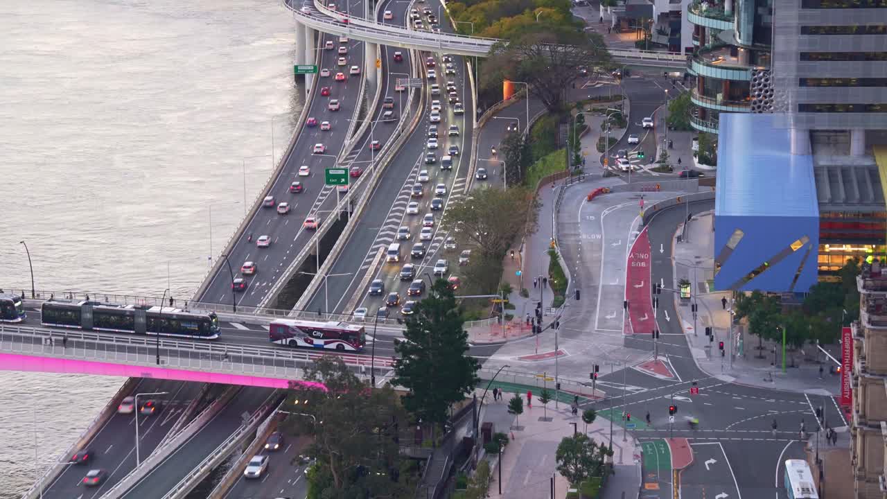 Time-lapse shot of buses entering and exiting Victoria Bridge, with peak-hour traffic motion on the Riverside Expressway and Pacific Motorway in Brisbane city