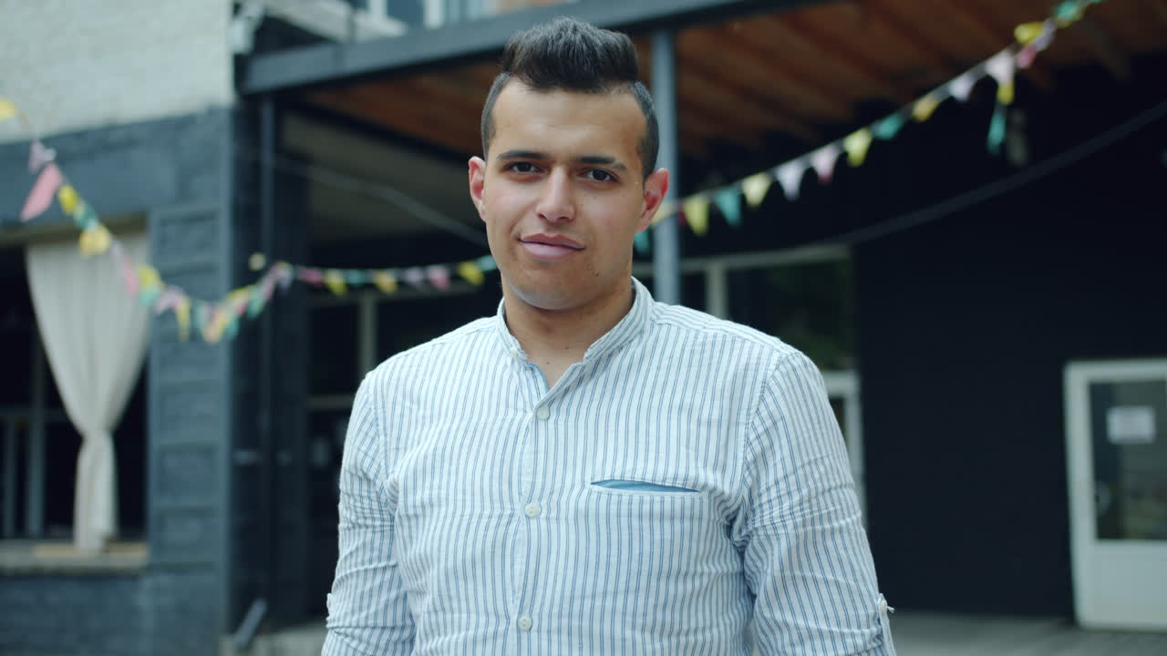 hombre sonriendo al aire libre