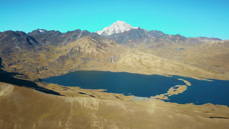 vista aérea panorámica del lago tuni y las montañas de los andes en bolivia