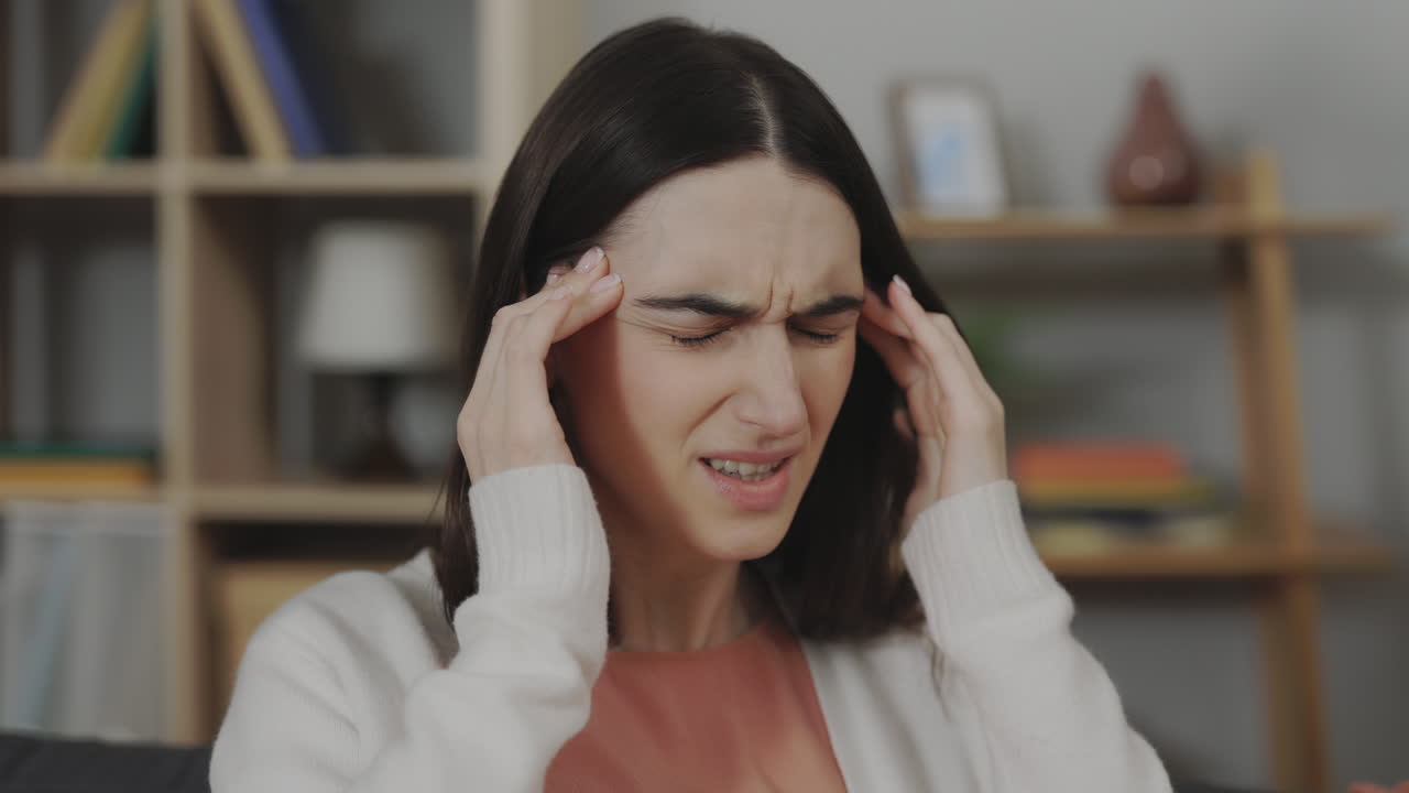 두통을 고 있는 여성