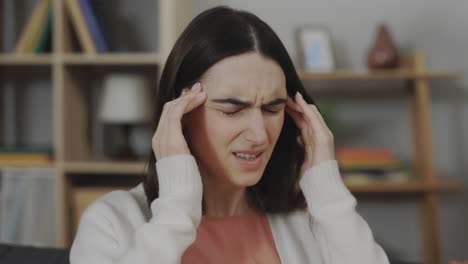 mujer con dolor de cabeza