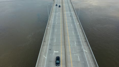 video aereo del puente clark sobre el rio mississippi