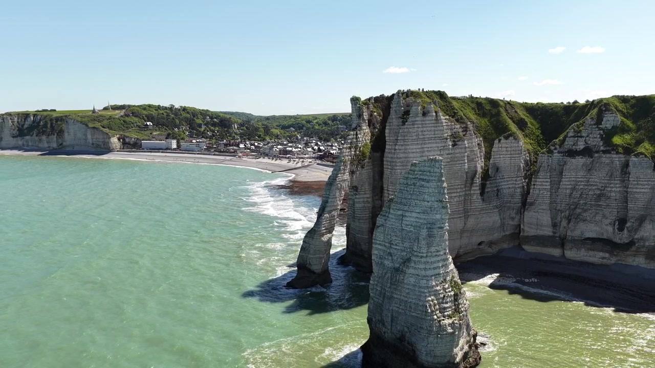 Natürlicher Felsbogen Porte d'Aval in den Klippen von Étretat, Alabasterküste der Normandie, Drohnen-Luftaufnahme