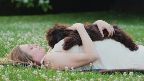 mujer embarazada jugando con su cachorro