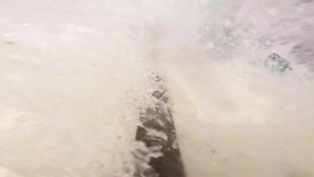 젊은 남자 십대 서퍼 서핑 열대 바다 파도 입술을 매우 빠르게 공격