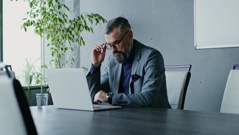 hombre de negocios trabajando en una computadora portátil en la sala de conferencias