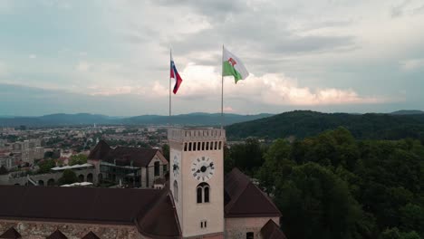 ljubljana, eslovenia, ciudad castillo grad. banderas en el viento, orgullosa imagen patriótica