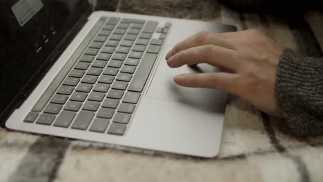 La-Mano-De-Un-Hombre-Tratando-De-Solucionar-Un-Problema-En-Una-Computadora-Usando-Un-Trackpad-Y-Un-Teclado