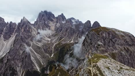 hermosa toma de un dron de 4k de cadini di misurina la vista secreta en las dolomitas, italia