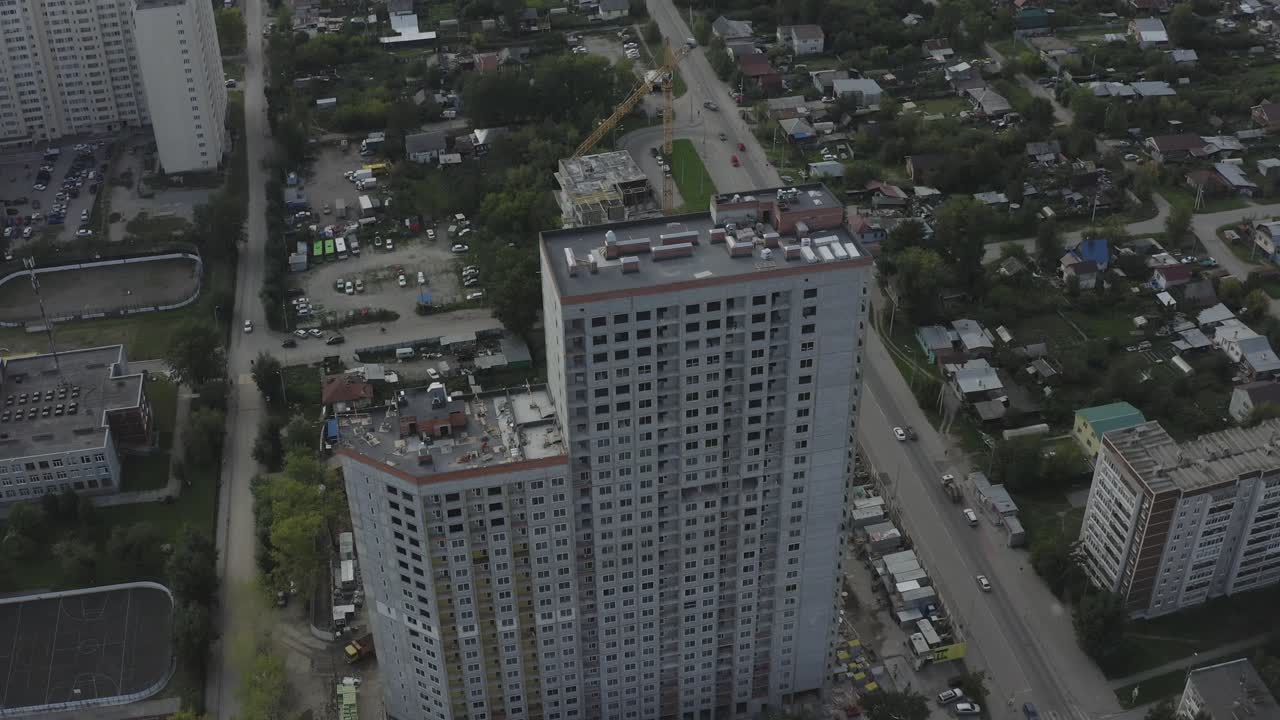 vista aérea de un sitio de construcción en una zona urbana