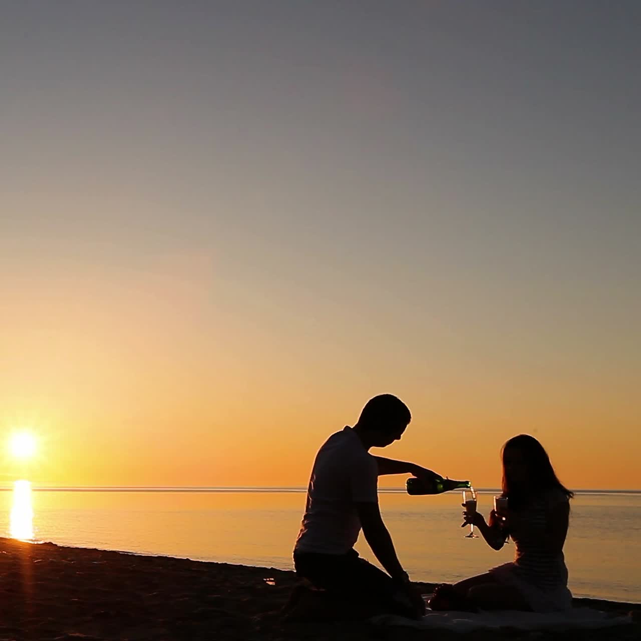 와인을 마시는 커플