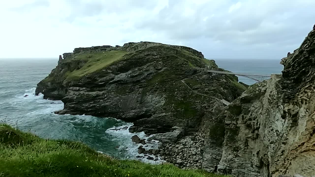 vista al mar a través de un paisaje costero rústico en el castillo de tintagel del rey arturo