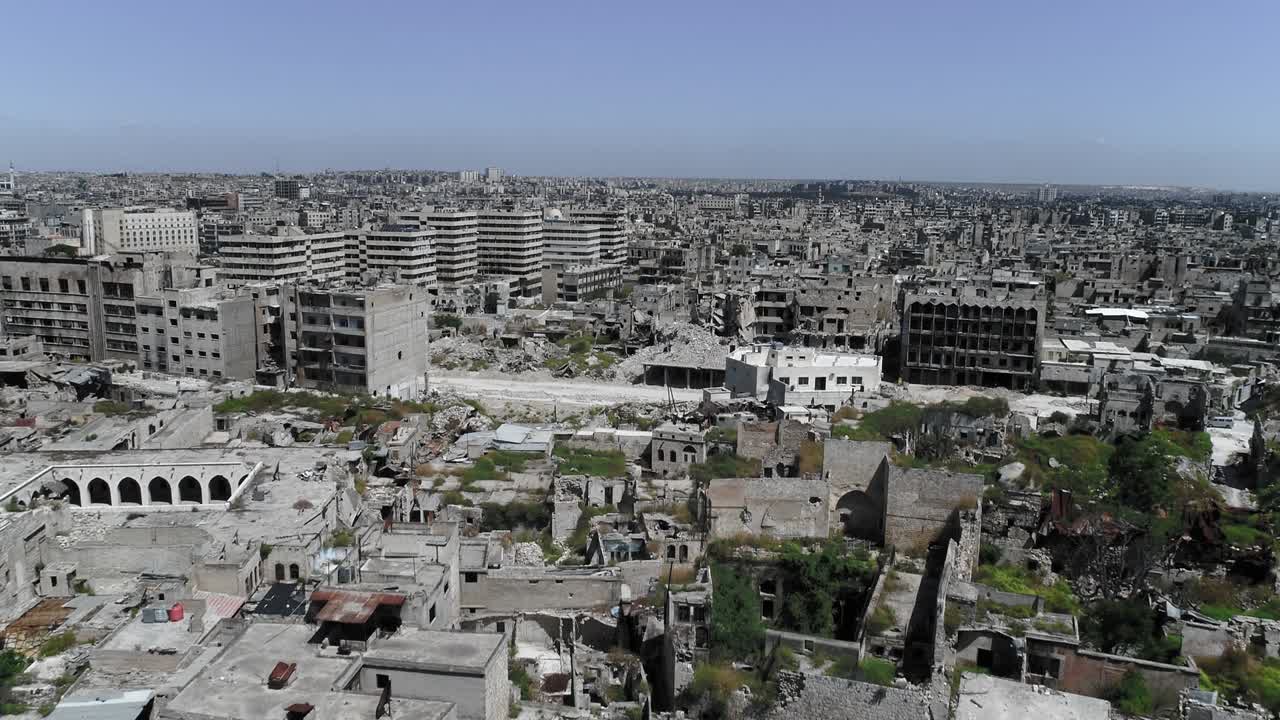 시리아의 알레포에서 내전 10년 후, 폭격으로 파괴된 건물의 폐허를 잔디로 고 있는 모습을 볼 수 있습니다.