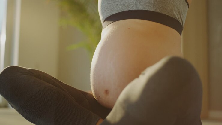 Donna incinta che pratica lo yoga