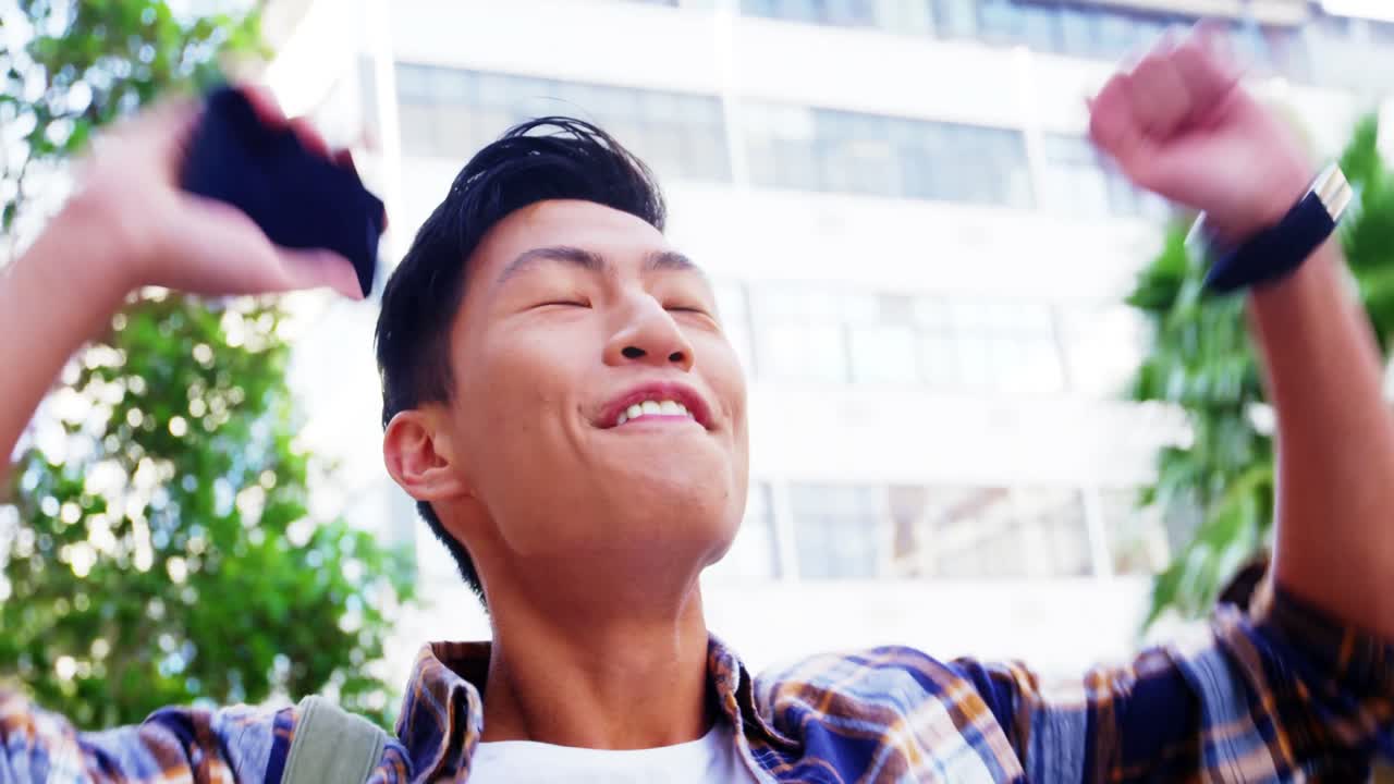 부르며 팔을 들고 있는 남자