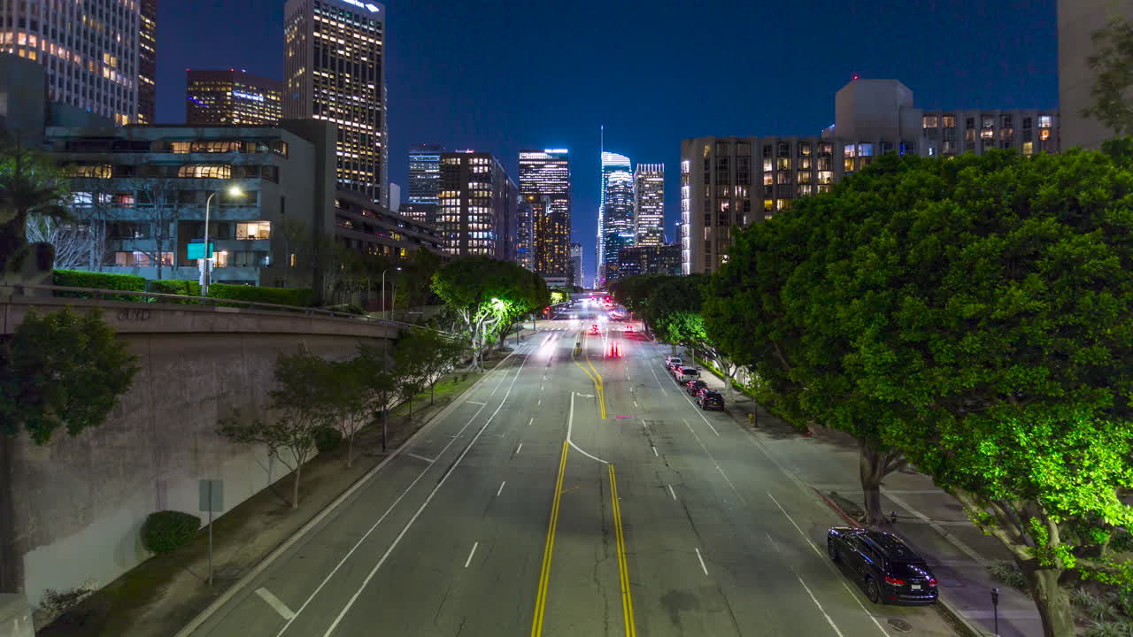 un lapso de tiempo mirando hacia la calle figueroa en el centro de los ángeles tomado del puente de la primera calle