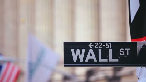 gire a la izquierda hasta un cartel de wall st en la ciudad de nueva york