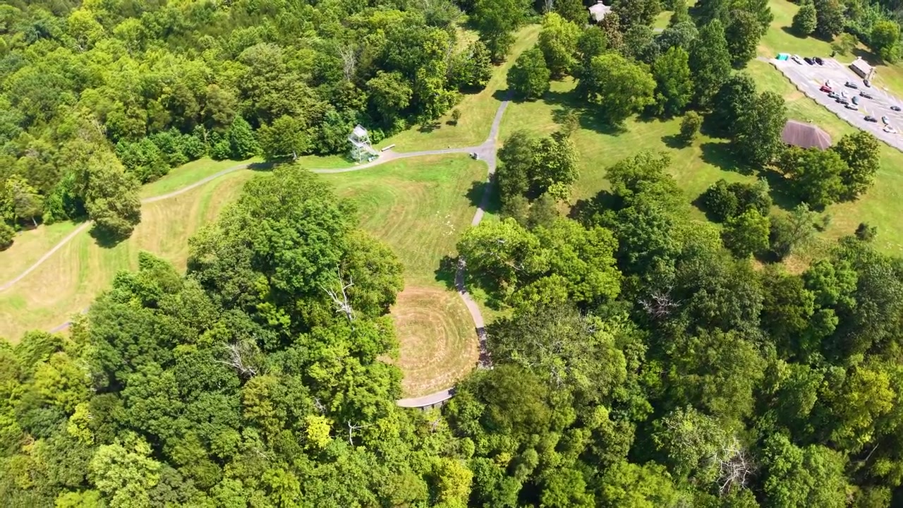 Pemandangan udara gundukan ular dengan tanaman hijau dan jalan setapak di Chillicothe, Ohio