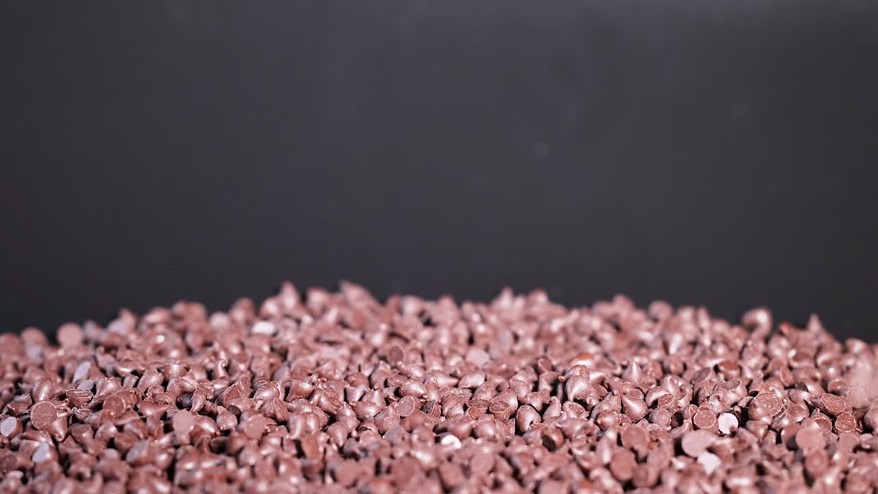 초콜릿 이 떨어지고 층층으로 축적됩니다.