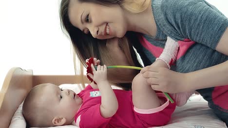 madre joven jugando con su bebé 4