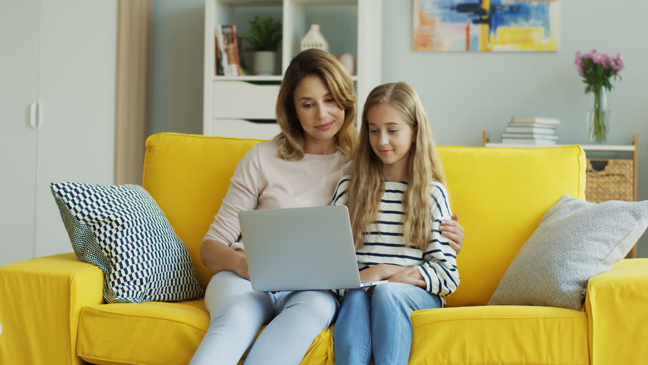 남자 운동 선수는 공기를 펀칭하여 워밍업