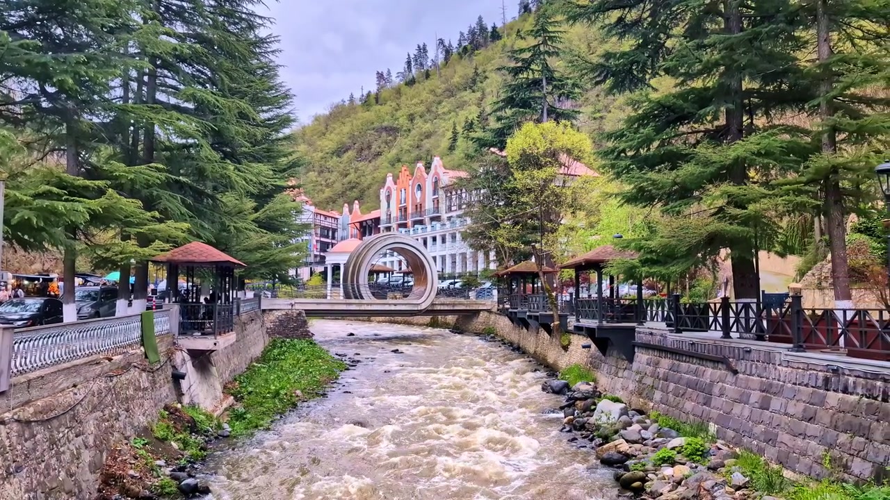 Gürcistan'ın büyüleyici dağ tatil kasabası Borjomi'den akan Borjomula Nehri.