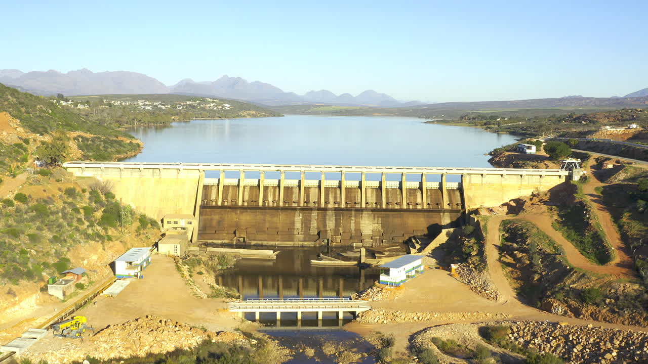 vista aérea de una presa y un embalse