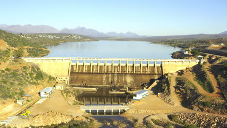 vista aérea de una presa y un embalse