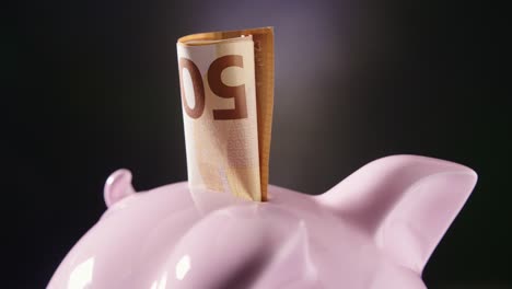 la alcantarilla con el billete de 50 euros girando en la mesa