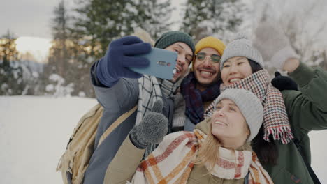 amigos tomando una selfie en la nieve