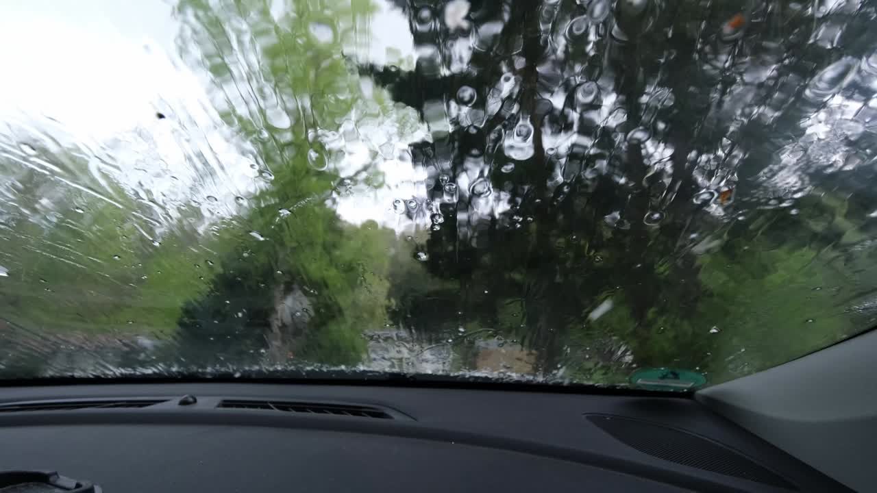 자동차 앞 유리창 에 부히는 우박