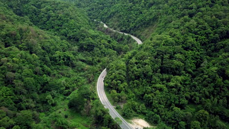 Logistikkonzept-Luftaufnahme-Der-Landstraße,-Die-Durch-Das-üppige-Grün-Und-Laub-Tropischer-Regenwald-Berglandschaft-Führt