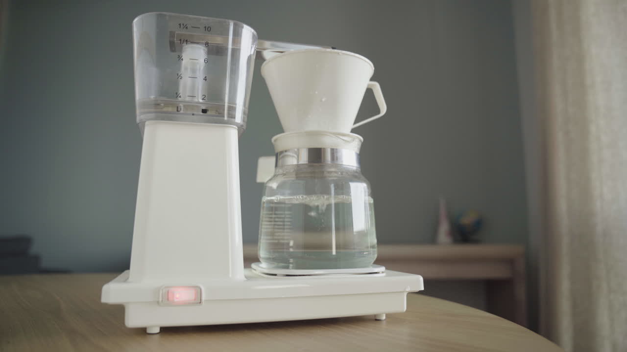 커피 메이커를 통해 흐르는 물. 빠른 영화