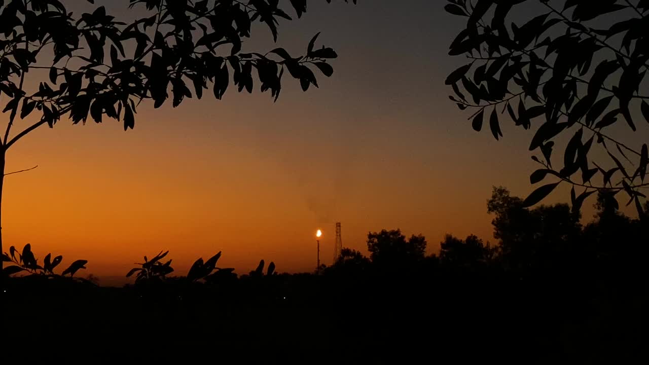 가스 공장. 어두운 후. 실루엣. 먼 굴뚝 화재