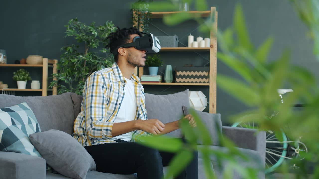 Uomo che sperimenta la realtà virtuale a casa