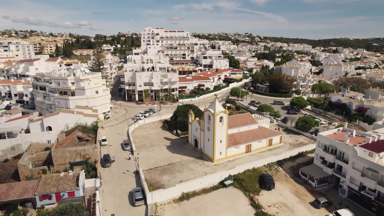 iglesia de nossa senhora da luz rodeada de paisaje urbano, algarve - antena