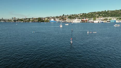 Luftaufnahme-Von-Menschen,-Die-Sich-In-Lake-Union-Beim-Reiten-Von-Elektrischen-Surfbrettern-Amüsieren